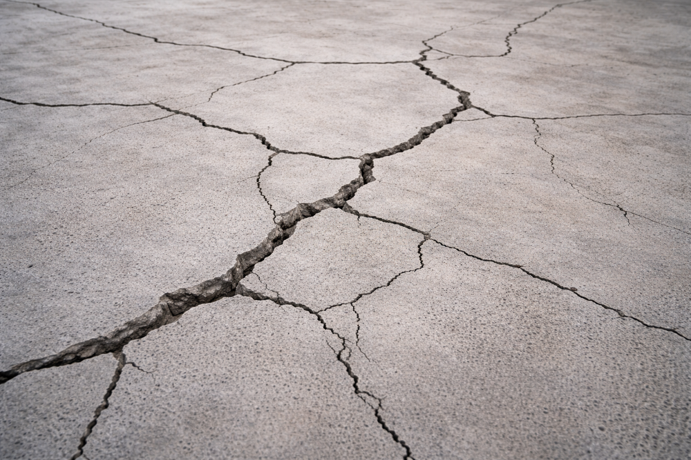 напукан-бетонен-под-пукнатини